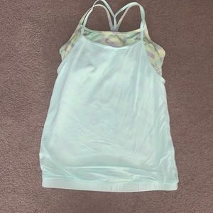 Sleeveless ivivvia top